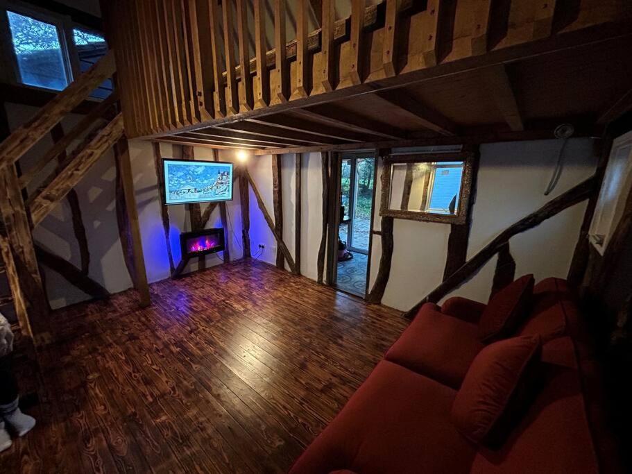 Cozy With Hot Tub!