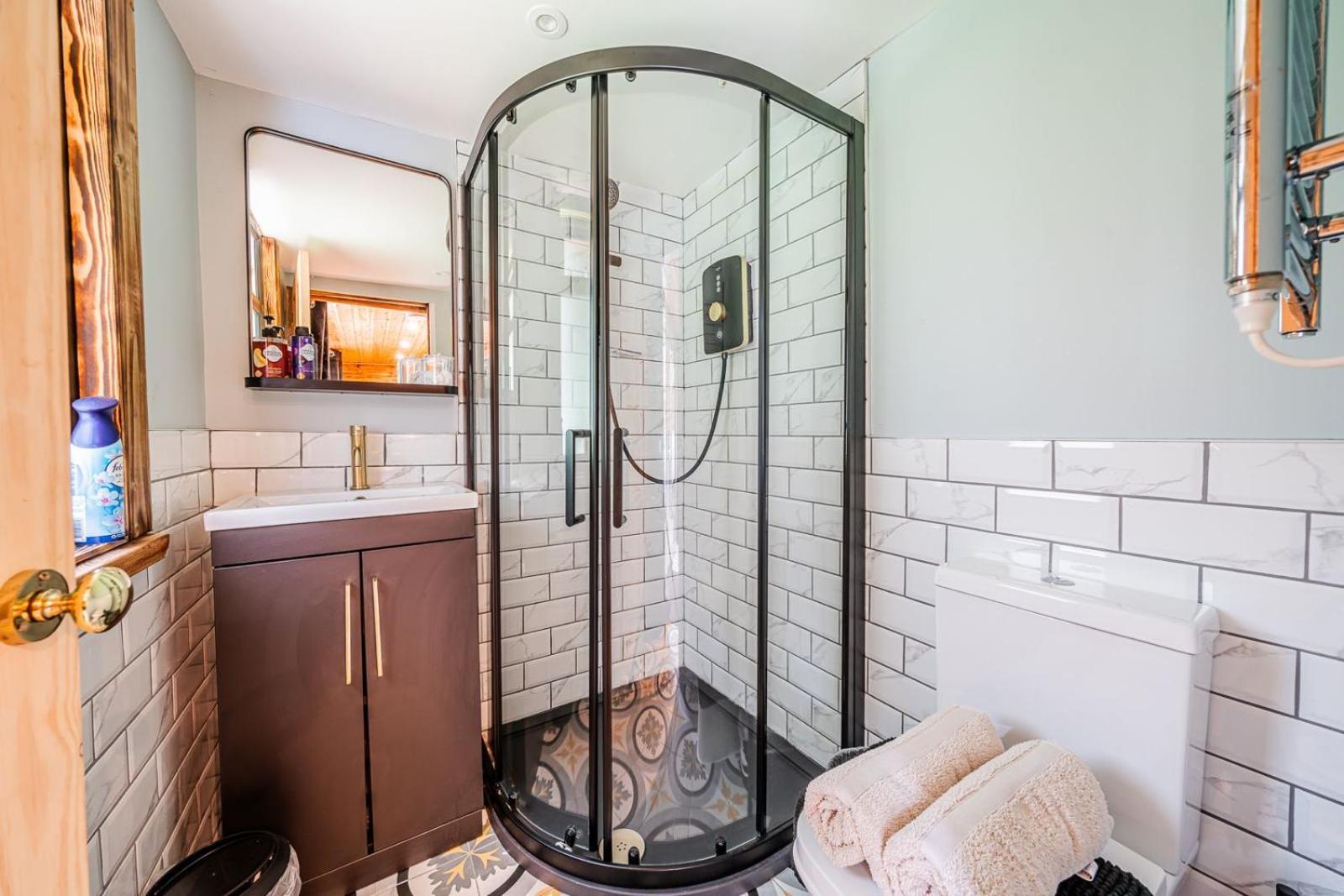 Vakantiehuis Cozy With Hot Tub! *